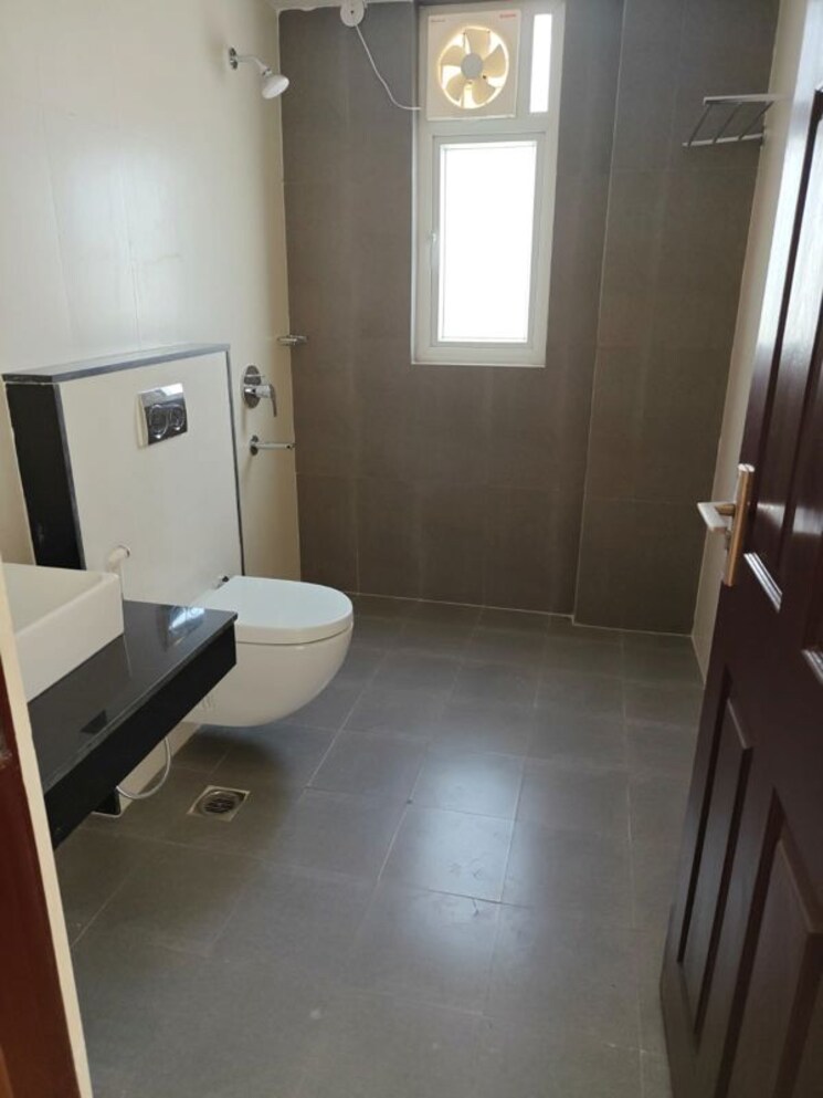 Bathroom, arun-vihar-sector-37 6 Bedroom 3200 Sq.Ft. Apartment In Sector 37 Noida 9920394