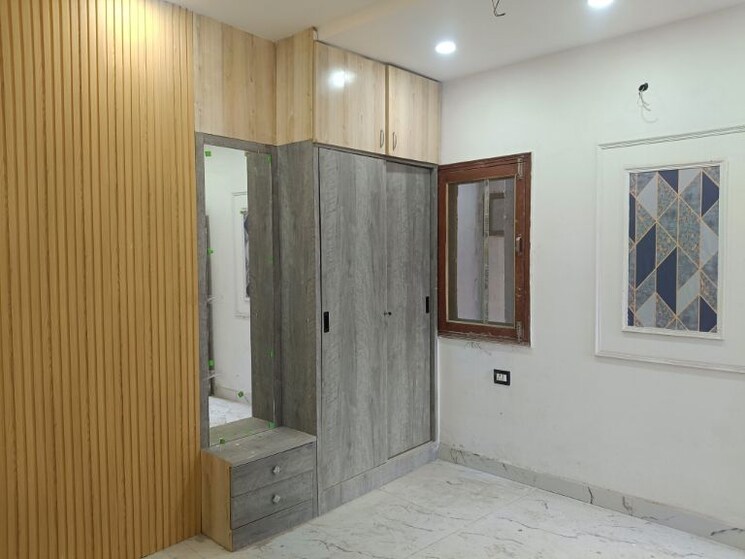 Room, sector 73 1 Bedroom 650 Sq.Ft. Builder Floor In Sector 73 Noida 9920571