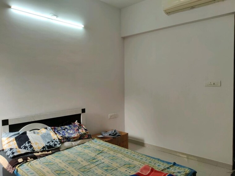 Room, hiranandani-estate-flora 1 Bedroom 550 Sq.Ft. Apartment In Ghodbunder Road Thane 9920630