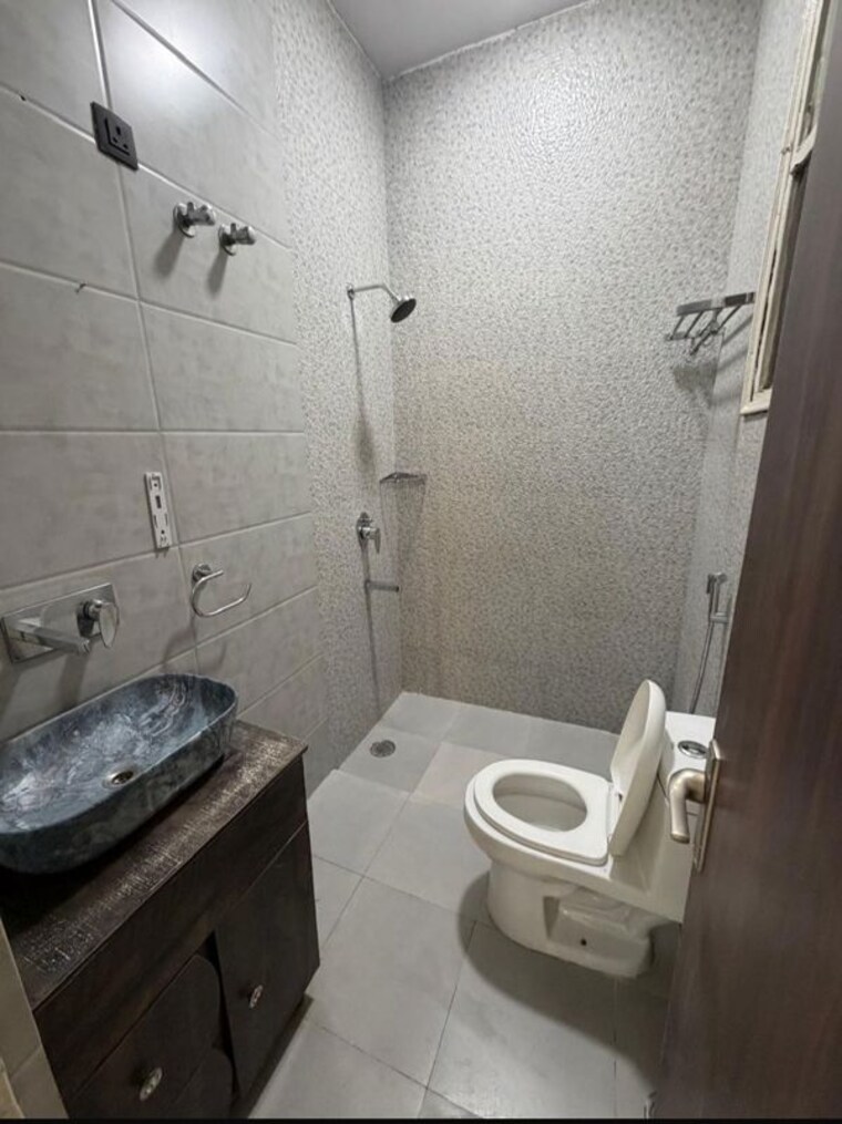 Bathroom, sushant-lok-2 3 Bedroom 300 Sq.Yd. Builder Floor In Sector 57 Gurgaon 9920666