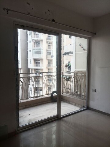 Room in 2.5 BHK Apartment at Mahagun Mywoods II, Sector 16c Greater Noida – for Rent