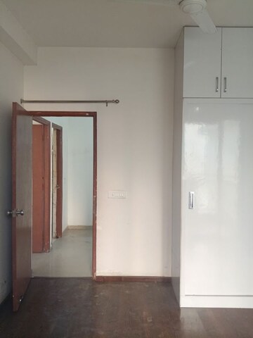 Room in 2.5 BHK Apartment at Mahagun Mywoods II, Sector 16c Greater Noida – for Rent