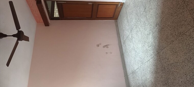 Room, patparganj 3 Bedroom 1650 Sq.Ft. Apartment In Patparganj Delhi 9920759