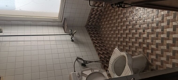 Bathroom, patparganj 3 Bedroom 1650 Sq.Ft. Apartment In Patparganj Delhi 9920759