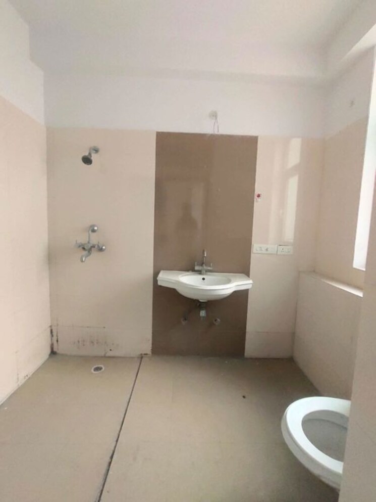 Bathroom, ramprastha-pearl-court 3 Bedroom 1900 Sq.Ft. Apartment In Vaishali Sector 7 Ghaziabad 9920764