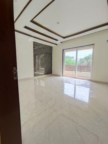 Room in 3 BHK Builder Floor at Puri Kohinoor, Sector 89 – for Sale