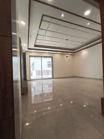 Room in 3 BHK Builder Floor at Puri Kohinoor, Sector 89 – for Sale