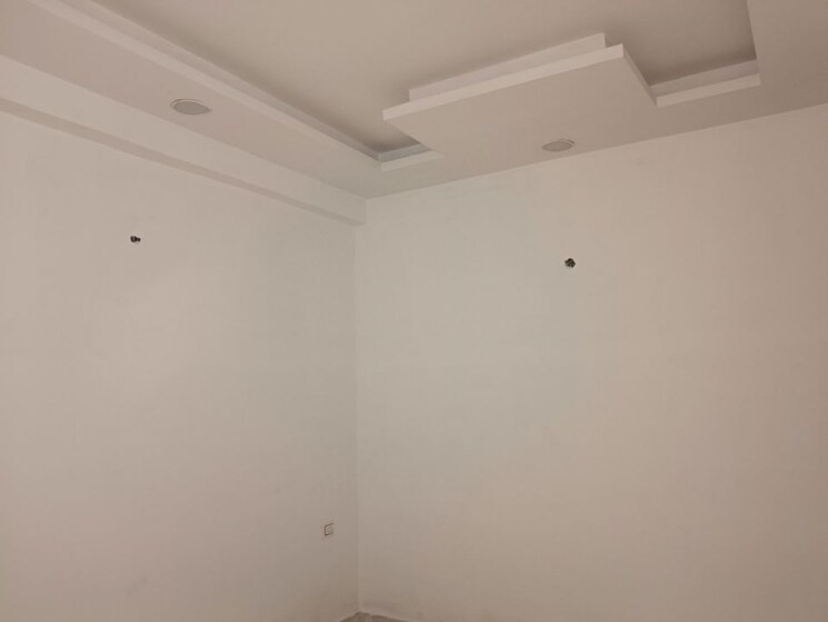 Room, sector 73 2 Bedroom 1000 Sq.Ft. Builder Floor In Sector 73 Noida 9920866