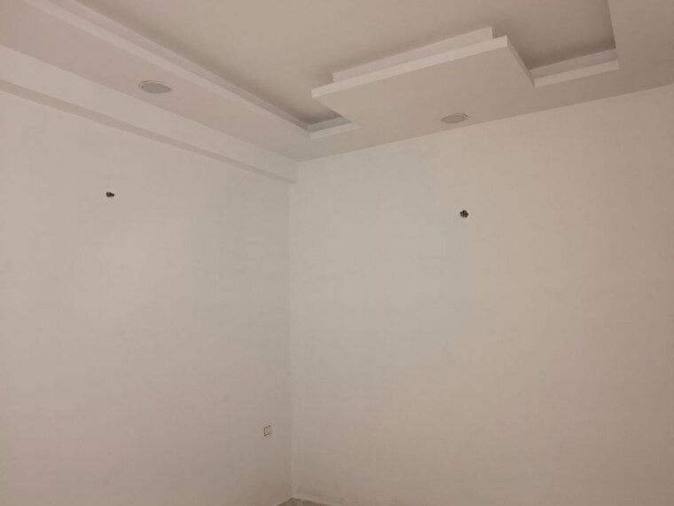 Room, sector 73 2 Bedroom 1000 Sq.Ft. Builder Floor In Sector 73 Noida 9920866