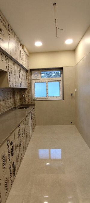 Room in 1 BHK Apartment at Lok Nirman, Khar West – for Rent