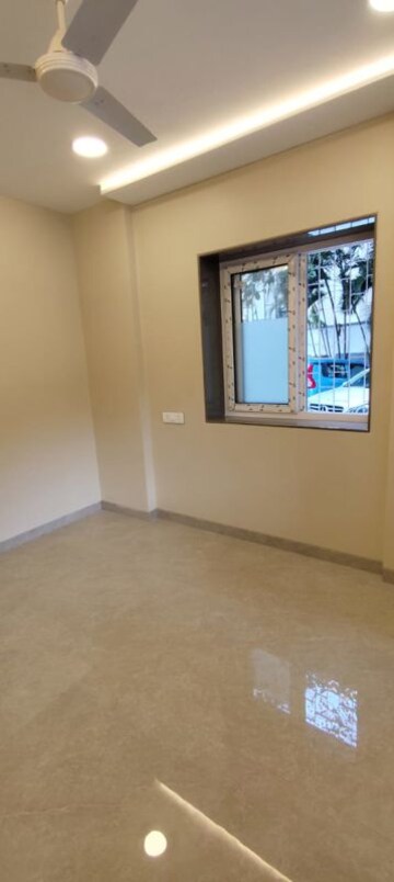 Room in 1 BHK Apartment at Lok Nirman, Khar West – for Rent