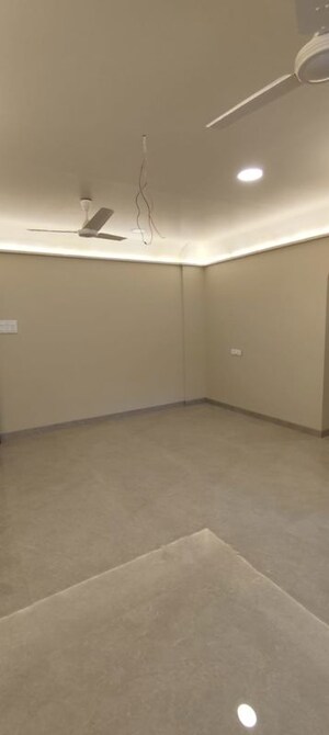 Room in 1 BHK Apartment at Lok Nirman, Khar West – for Rent