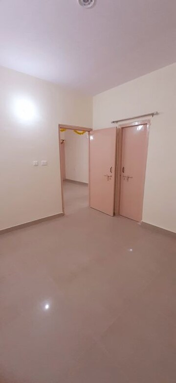 Room in 2 BHK Apartment at Gomti Nagar – for Rent