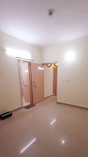 Room in 2 BHK Apartment at Gomti Nagar – for Rent