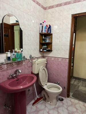 Bathroom in 1 BHK Builder Floor at Sector 48 – for Rent