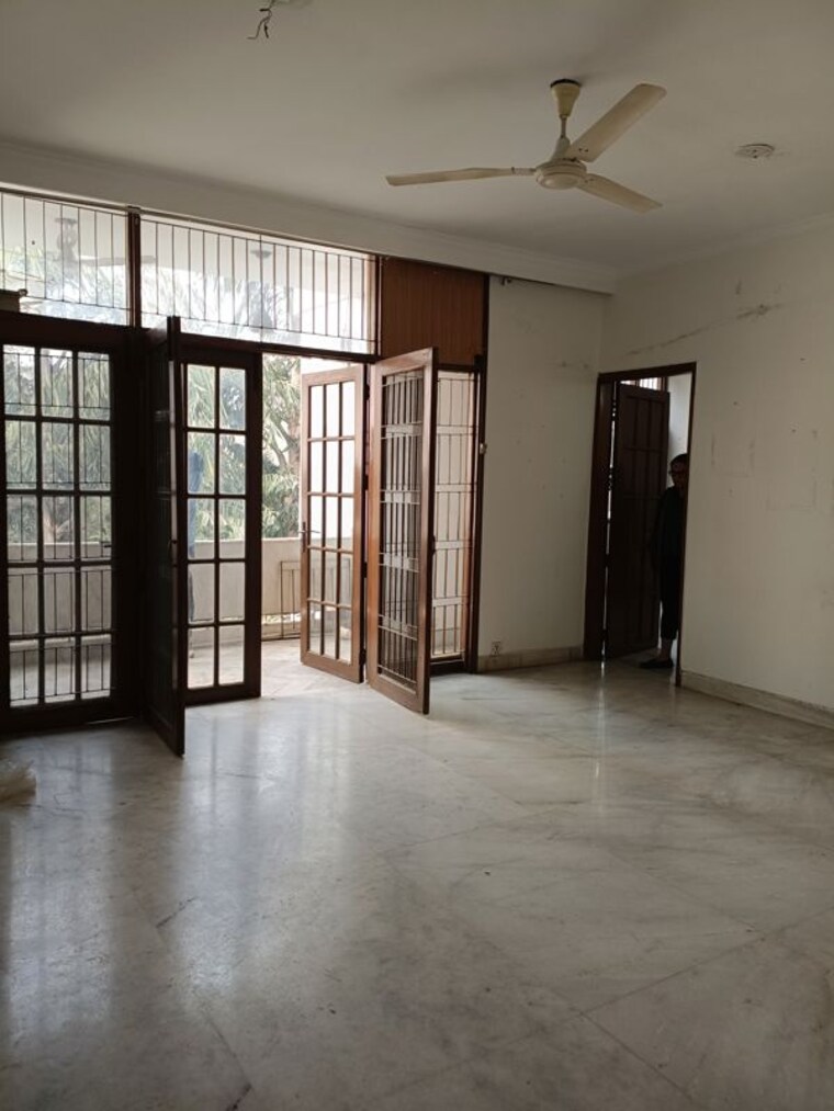 Room, friends colony 6 Bedroom 266 Sq.Yd. Independent House In Friends Colony Delhi 9921033