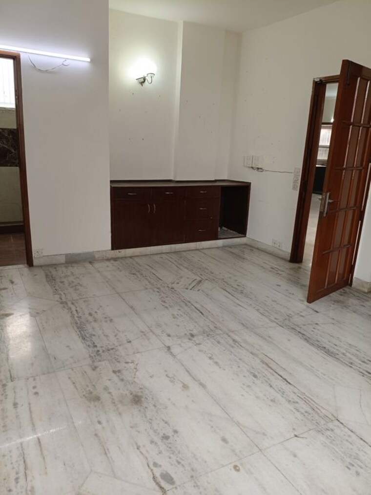 Room, friends colony 6 Bedroom 266 Sq.Yd. Independent House In Friends Colony Delhi 9921033