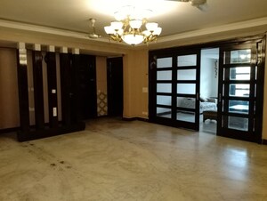 Room in 4 BHK Builder Floor at Sector 33 – for Rent
