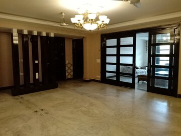 Room in 4 BHK Builder Floor at Sector 33 – for Rent