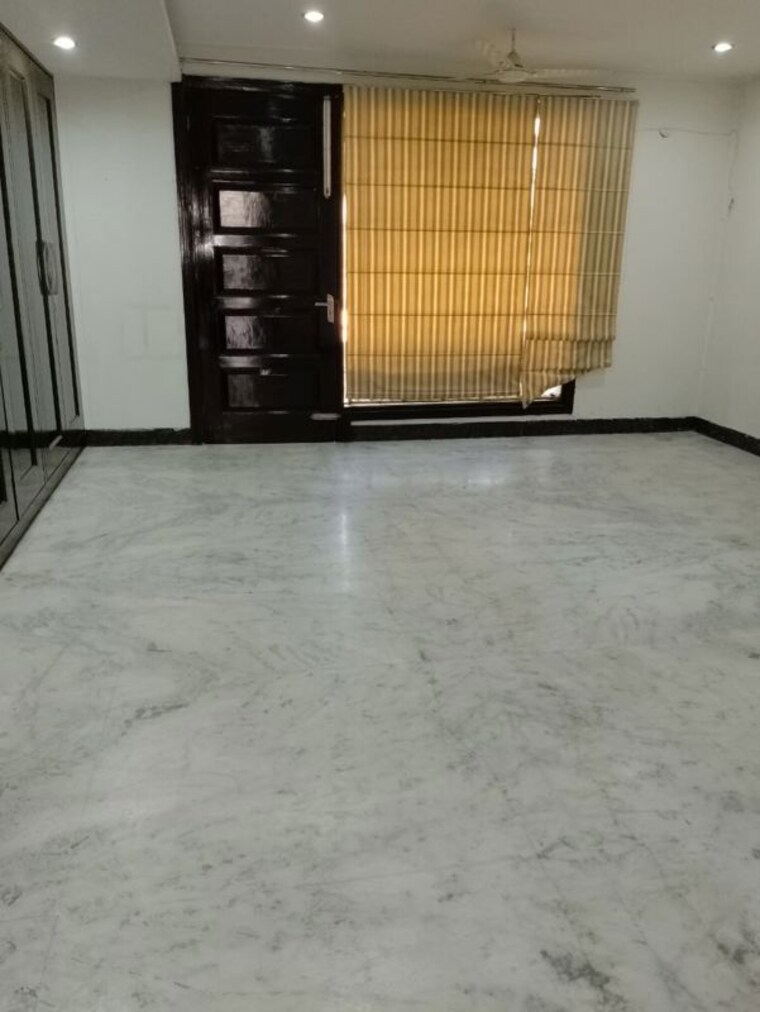 Room, sector 33 4 Bedroom 2500 Sq.Ft. Builder Floor In Sector 33 Chandigarh 9921094