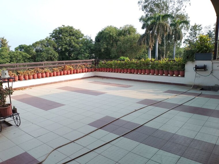 Swimming Pool, sector 33 4 Bedroom 2500 Sq.Ft. Builder Floor In Sector 33 Chandigarh 9921094