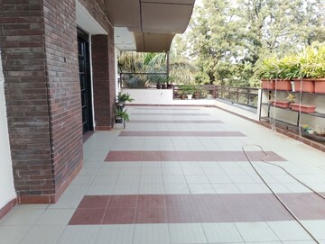 Balcony in 4 BHK Builder Floor at Sector 33 – for Rent