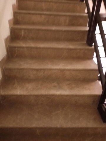 Staircase in 4 BHK Builder Floor at Sector 33 – for Rent