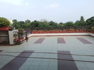 Swimming Pool in 4 BHK Builder Floor at Sector 33 – for Rent