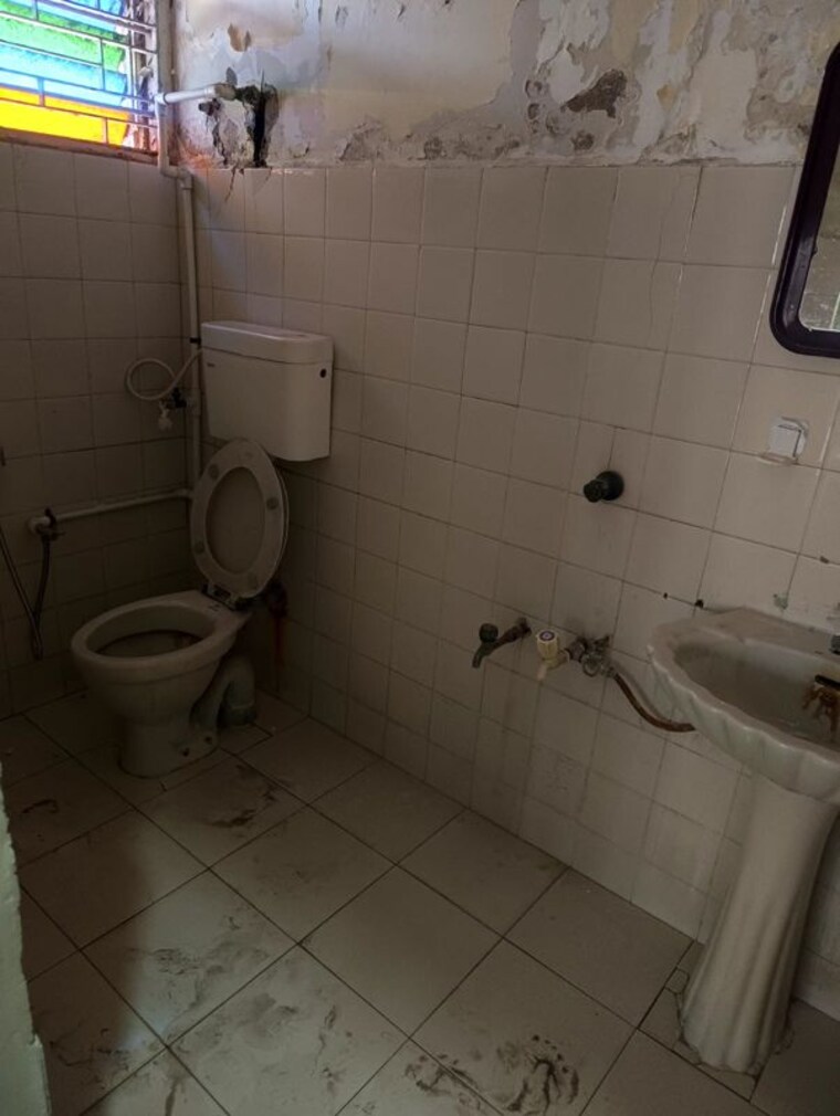 Bathroom, satellite 2 Bedroom 130 Sq.Yd. Apartment In Satellite Ahmedabad 9921066