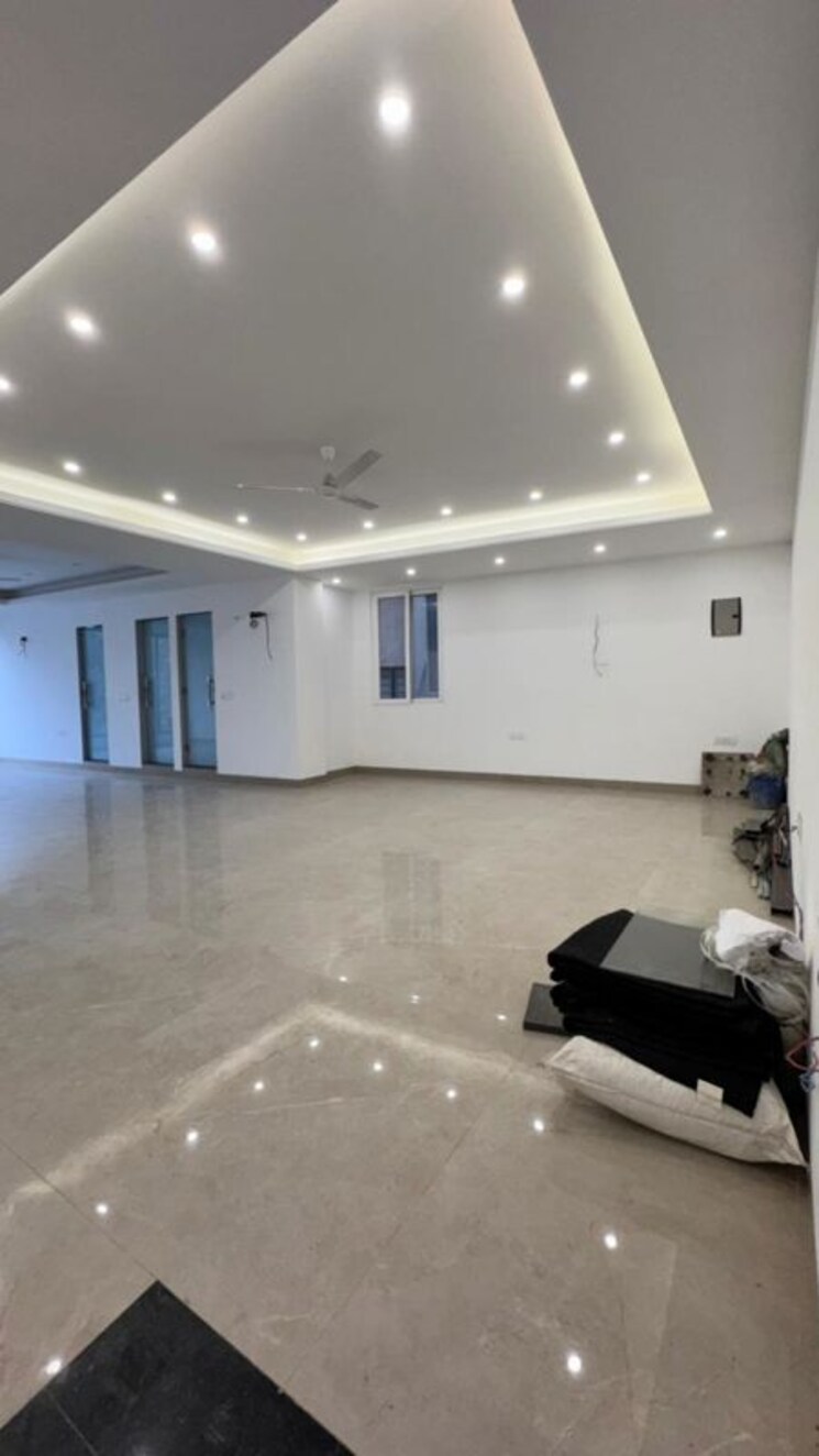  Parking, east of kailash Commercial Office Space 1050 Sq.Ft. In East Of Kailash Delhi 9921189