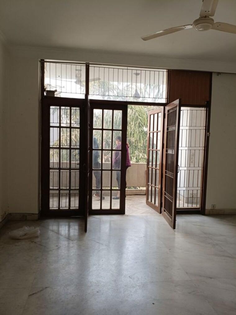 Room, maharani bagh 5 Bedroom 500 Sq.Yd. Independent House In Maharani Bagh Delhi 9921194