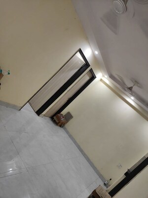 Furnished Amenities in 2.5 BHK Builder Floor at Mayur Vihar – for Rent