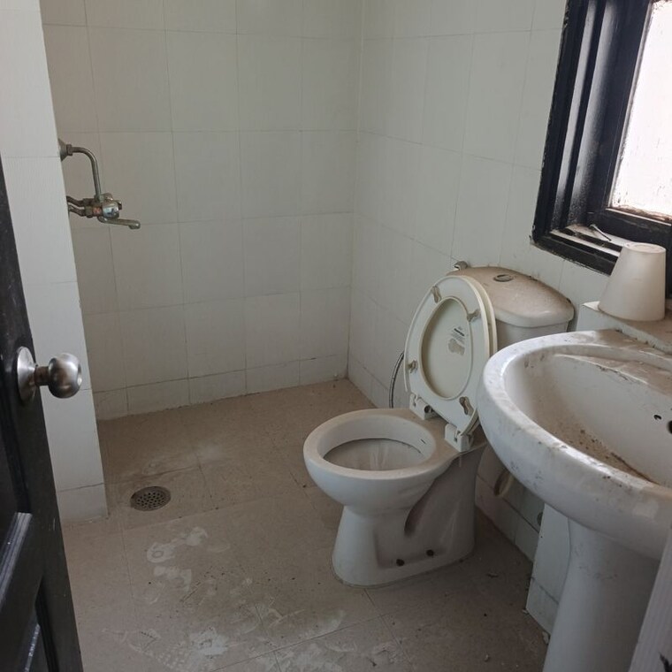Bathroom, rps-savana 3.5 Bedroom 1862 Sq.Ft. Apartment In Sector 88 Faridabad 9921250