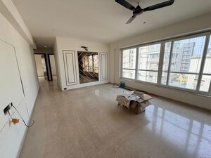 Room in 2 BHK Apartment at Khar West – for Rent