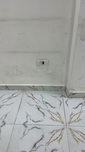 Room in  Showroom at Gomti Nagar – for Rent