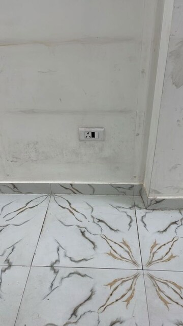 Room in  Showroom at Gomti Nagar – for Rent