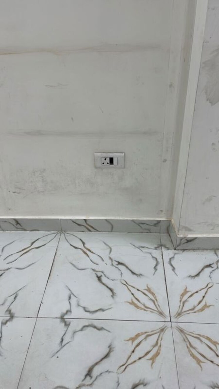 Room, gomti nagar Commercial Showroom 2152 Sq.Ft. In Gomti Nagar Lucknow 9921332