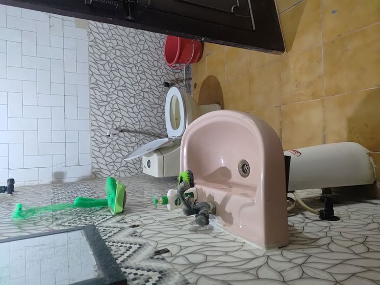 Bathroom, rwa-apartments-sector-40 1.5 Bedroom 750 Sq.Ft. Builder Floor In Sector 40 Noida 9921368