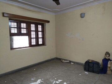 Room in 3 BHK Apartment at Sarita Vihar – for Rent