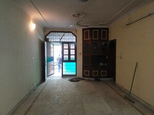 Room in 3 BHK Apartment at Sarita Vihar – for Rent