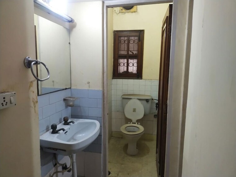 Bathroom, sarita vihar 3 Bedroom 1100 Sq.Ft. Apartment In Sarita Vihar Delhi 9921413