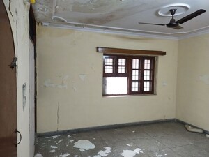 Room in 3 BHK Apartment at Sarita Vihar – for Rent