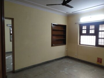 Room in 3 BHK Apartment at Sarita Vihar – for Rent