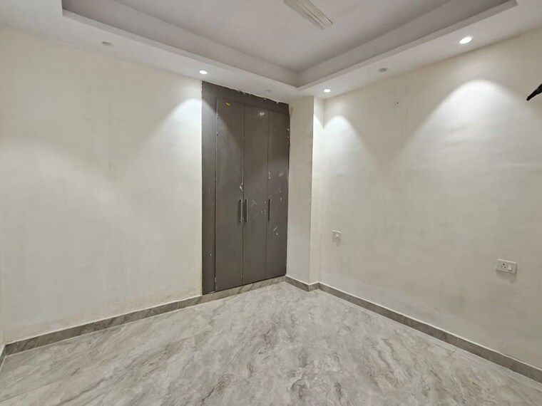 Room, rajpur khurd extension 3 Bedroom 120 Sq.Yd. Builder Floor In Rajpur Khurd Extension Delhi 9921432