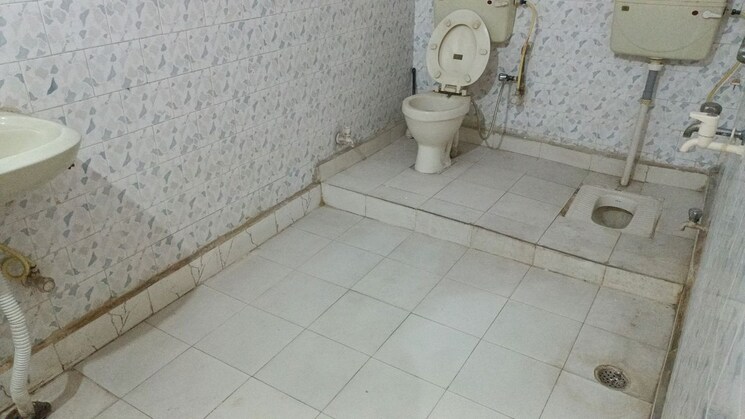 Bathroom, vaishali sector 5 3 Bedroom 1840 Sq.Ft. Builder Floor In Vaishali Sector 5 Ghaziabad 9921433