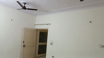 Room in 3 BHK Builder Floor at Vaishali Sector 5 – for Rent
