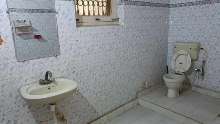 Bathroom, vaishali sector 5 3 Bedroom 1800 Sq.Ft. Builder Floor In Vaishali Sector 5 Ghaziabad 9921442