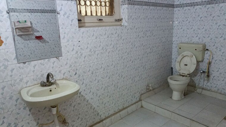 Bathroom, vaishali sector 5 3 Bedroom 1800 Sq.Ft. Builder Floor In Vaishali Sector 5 Ghaziabad 9921442