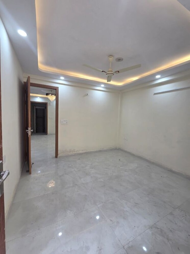 Room, rajpur khurd extension 3 Bedroom 110 Sq.Ft. Builder Floor In Rajpur Khurd Extension Delhi 9921446