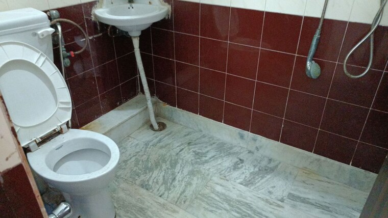 Bathroom, vaishali sector 4 2 Bedroom 1000 Sq.Ft. Builder Floor In Vaishali Sector 4 Ghaziabad 9921465
